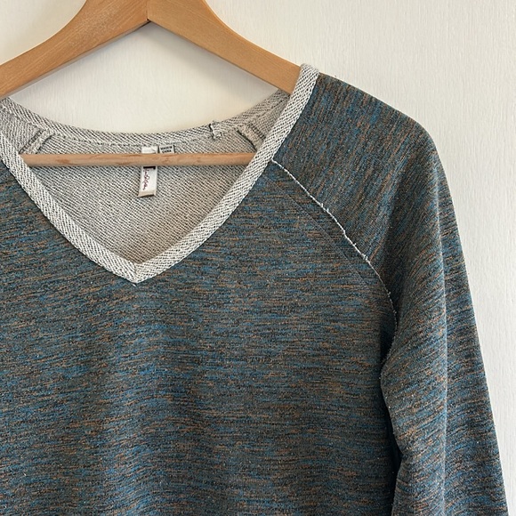 Kut from the kloth VGUC shirt blue gold heathered design, raw hem, stitching - Picture 3 of 14